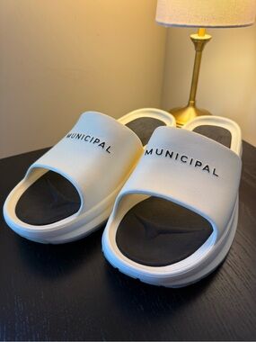 Municipal Podium Slides - Men’s - Size 15 - Natural Color - Like New w/Bag